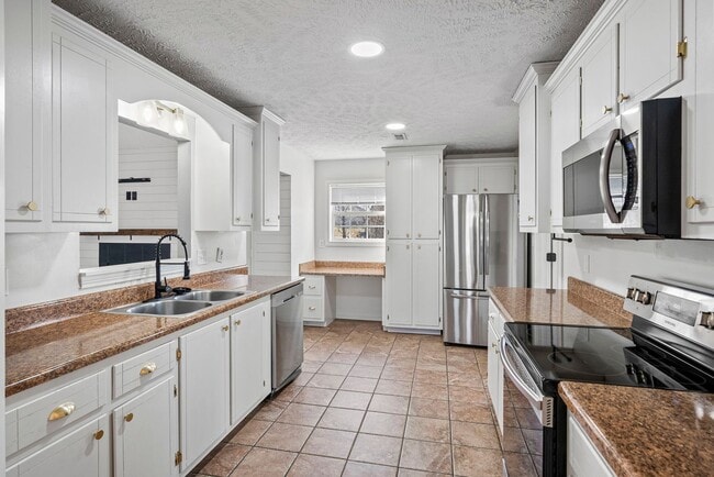 Building Photo - Pet Friendly Five Bedroom with Basement!