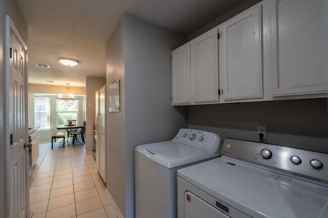 Building Photo - Gorgeous Bixby Home!