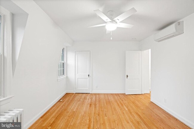 Building Photo - 16 E Linden St