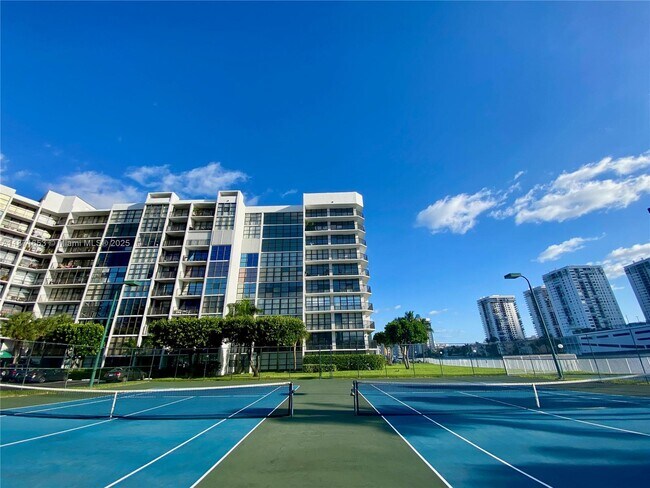 Building Photo - 1000 Parkview Dr