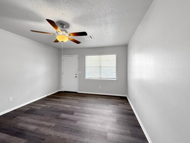 Building Photo - 812 Meadowridge Dr