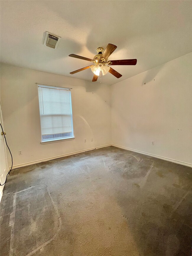 Building Photo - 704 Manor Dr
