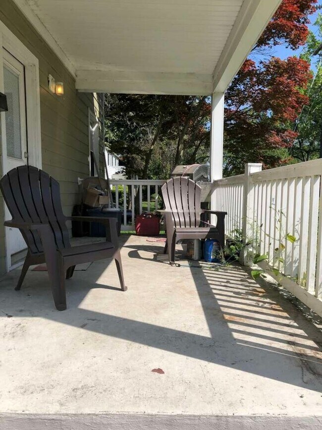 Building Photo - DOWNSTAIRS DUPLEX--2 BED/ 1 BATH IN THE HE...