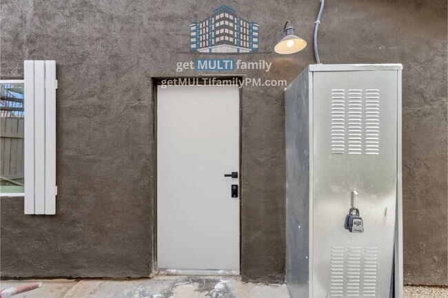 Building Photo - 1006 E Pasadena Ave