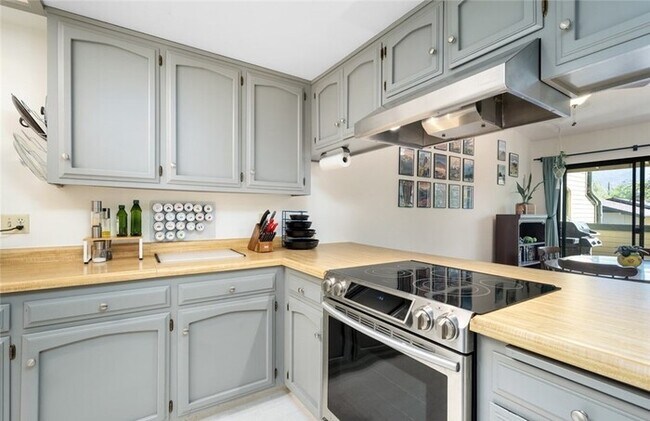 Building Photo - 2bedr 2bath Lovely light and bright condo