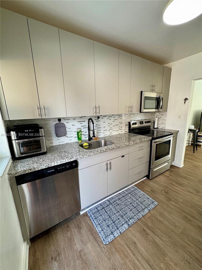 Building Photo - 1215 NE 109th St