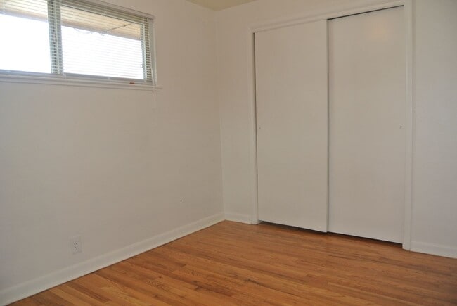 Building Photo - 2 bedroom/1 bathroom