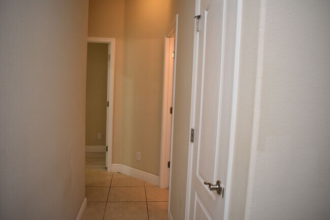 Building Photo - 5060 Creekside Park Ave