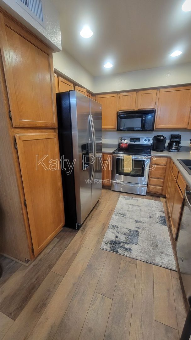 Building Photo - 9708 E Vía Linda