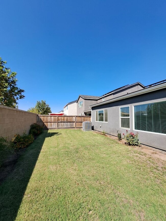 Building Photo - Charming Clovis Home in Heritage Grove – M...