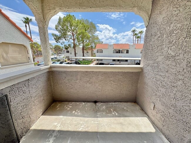 Building Photo - ADORABLE SECOND STORY 2 BEDROOMS 2 FULL BA...