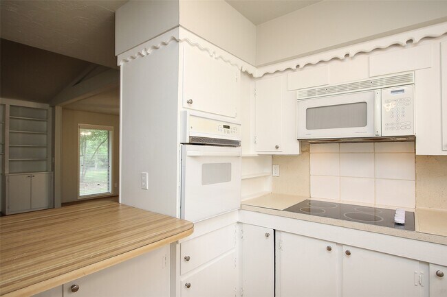 Building Photo - 30115 Misty Meadow Dr