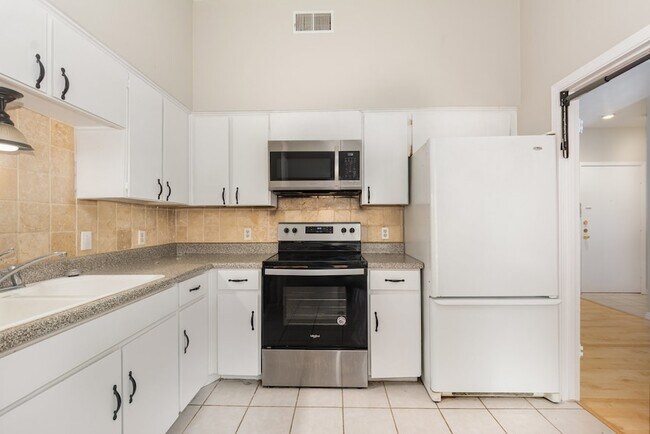 Building Photo - 10438 High Hollows Dr