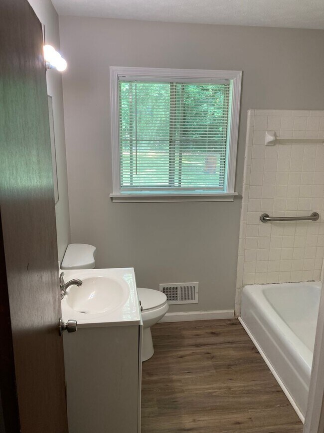 Building Photo - 3/1 House in South Rome- $1,195