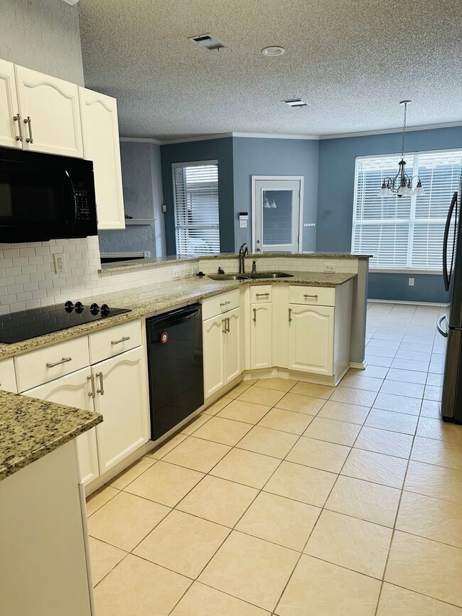 Building Photo - Beautiful Home in Great N Dallas Location