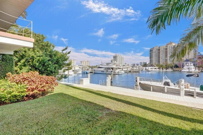Building Photo - 2760 Yacht Club Blvd