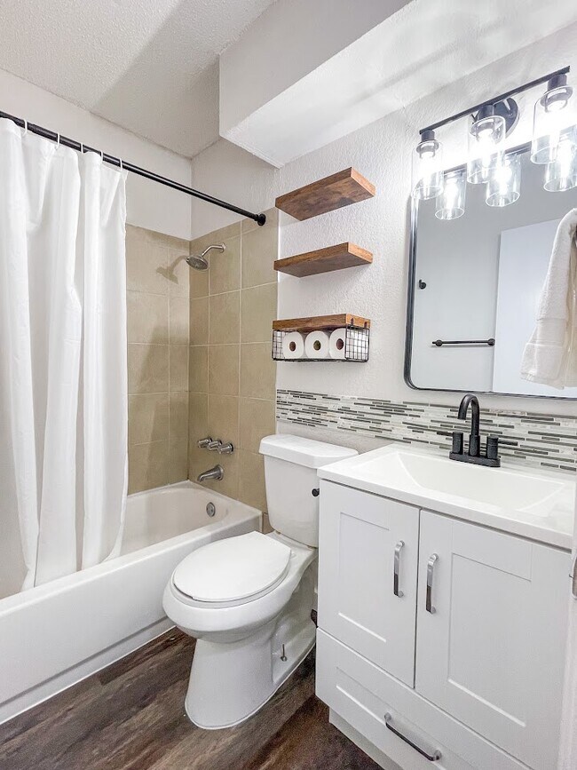 shared bath between 2nd and 3rd bedroom - 5405 Spring Meadow Rd