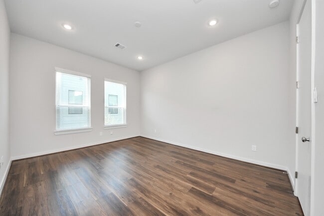 Building Photo - 608 Thornton Rd