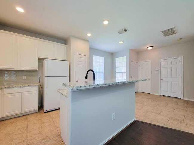 Building Photo - BEAUTIFUL 3 BEDROOM 2 BATH TOWNHOME THAAT ...