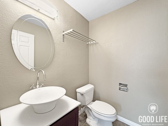Building Photo - Inviting 1B/1.5BA Condo with Balcony in Cortez Hill