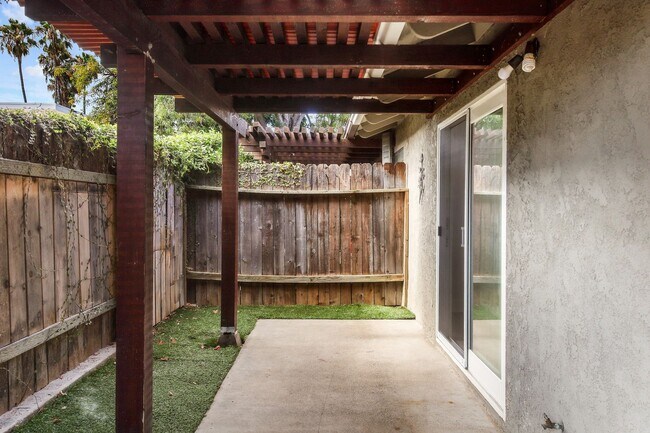 Building Photo - Fully Renovated 2 Bed, 2 Bath Home with Central A/C, Detached Garage & Brand-New Appliances.
