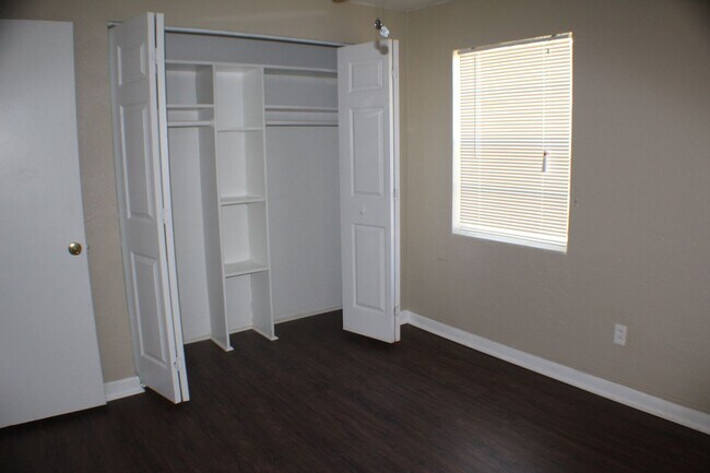 Building Photo - 3 bed 2 bath house