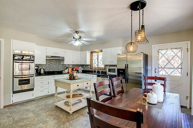 Building Photo - Peaceful 5 bdrm Mountain retreat in Woodla...