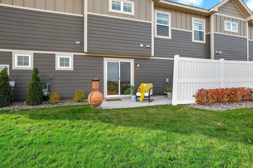 Building Photo - 10886 Glacier Ln N