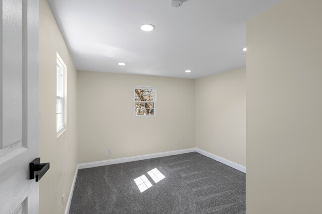 Building Photo - 551 Englewood St