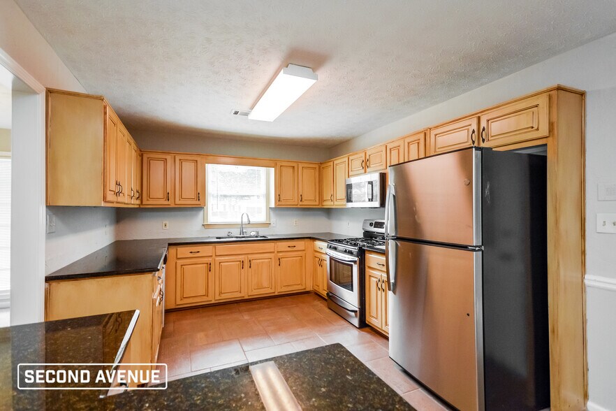 Building Photo - 4830 Thornwood Dr