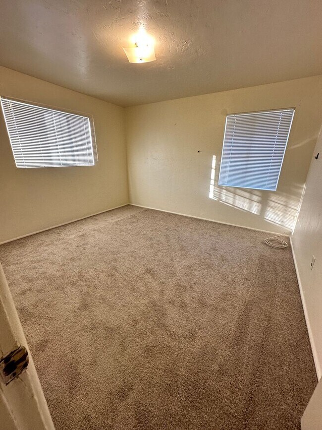 Building Photo - 4 Bed, 2 Bath House on a Large Corner Lot for Rent (22nd St/Wilmot)