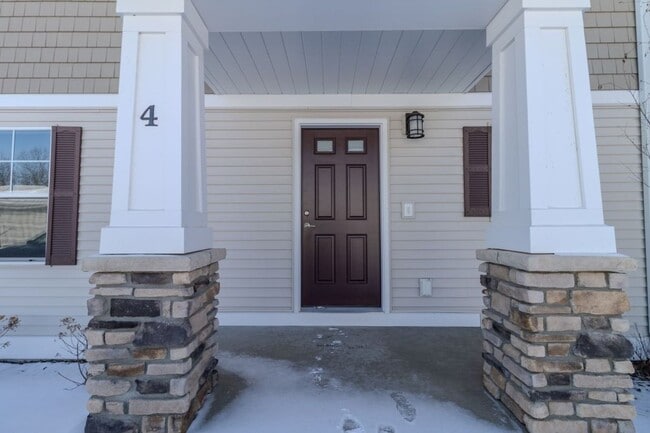 Building Photo - Premier Place and Premier Living!