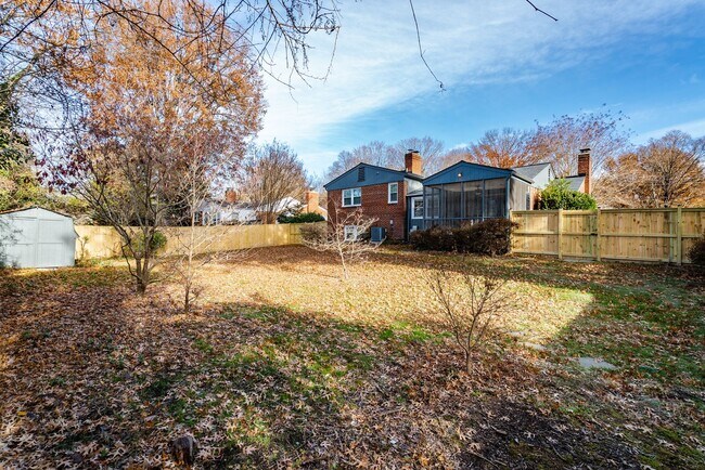 Building Photo - Gorgeous 4 Bed 3 Bath Brick Home In Serene Hollindale