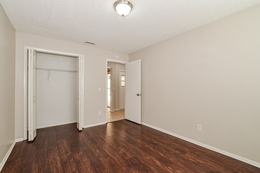 Building Photo - 409 Riverwoods Cir