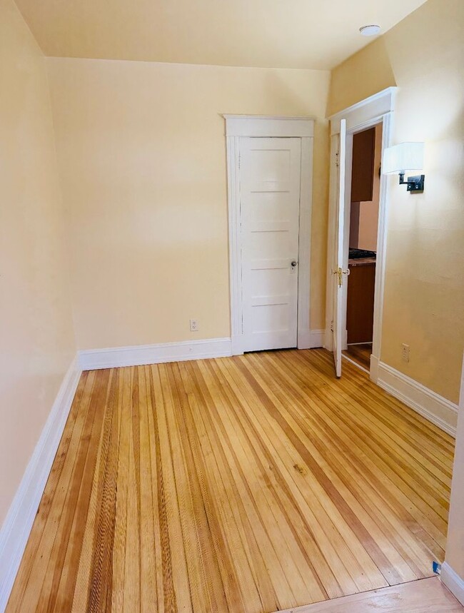 Building Photo - 6 Barclay St