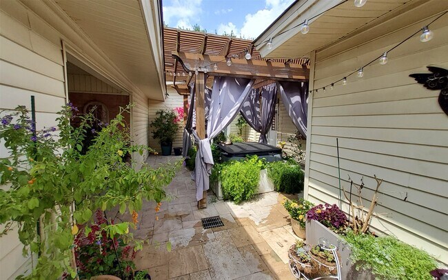 Building Photo - 4423 Meyerwood Dr