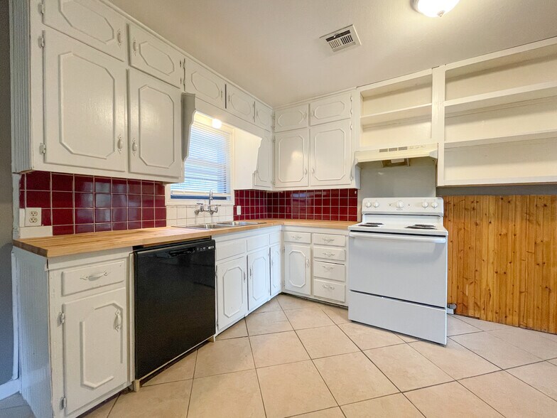 Building Photo - 1405 Guthrie Dr