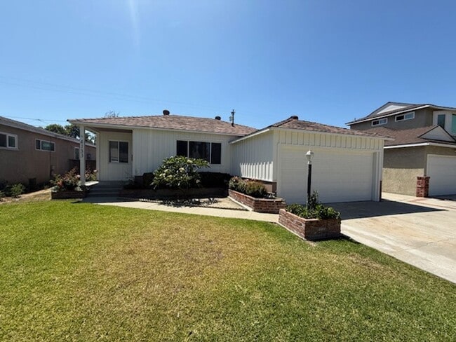 Building Photo - REDONE CUTE 2BED/1BATH HOUSE W/ REFURBISHE...