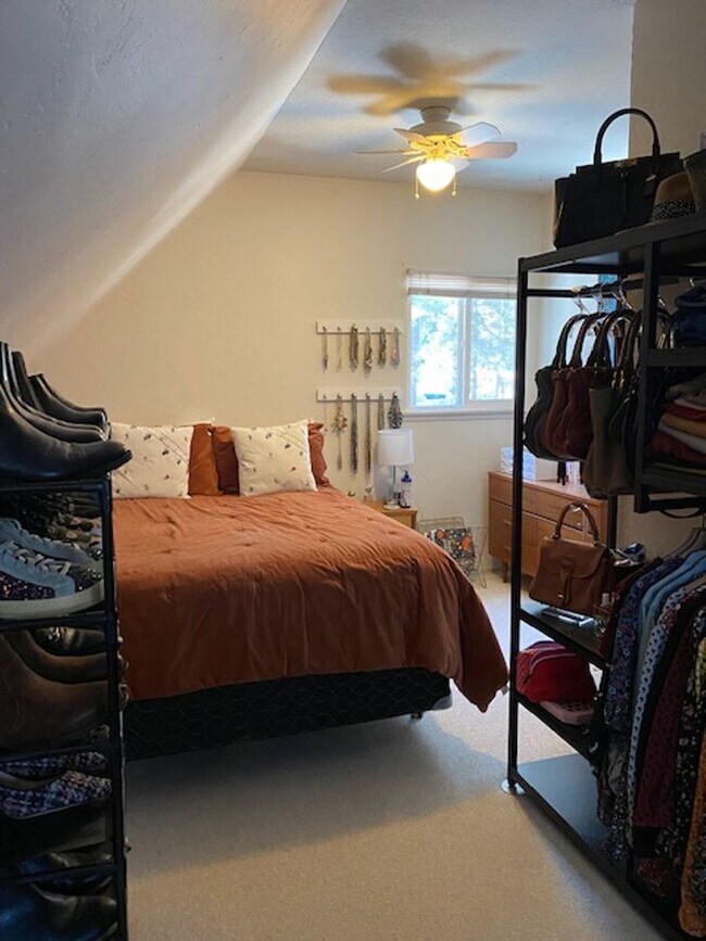 Building Photo - Lovely 3 Bedroom Home with Upgrades Throug...