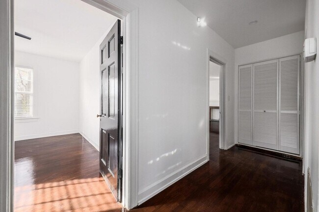 Building Photo - 804 W 31st St