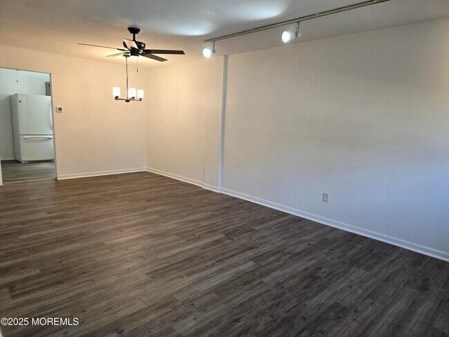 Building Photo - 140 Primrose Ln