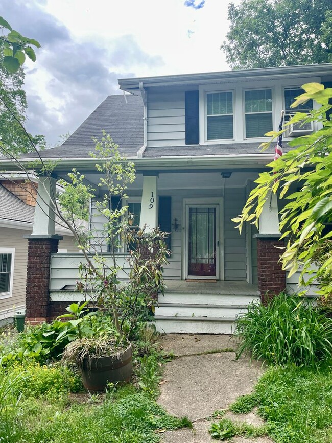 Building Photo - Beautiful Historic Kenilworth 3 bed, 1.5 b...