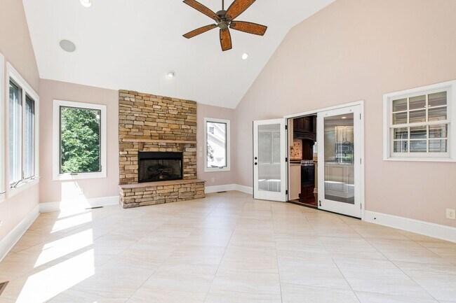 Building Photo - Elegant 5-Bedroom Residence with Luxurious...