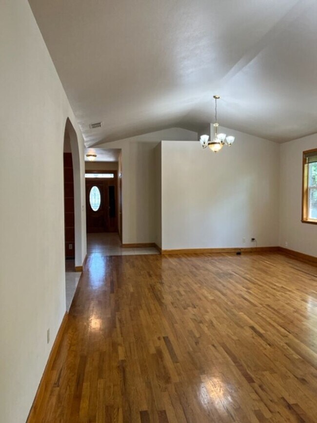 Building Photo - Beautiful Single Story home in Carmichael, 4+2, Large living area, 2 garages.
