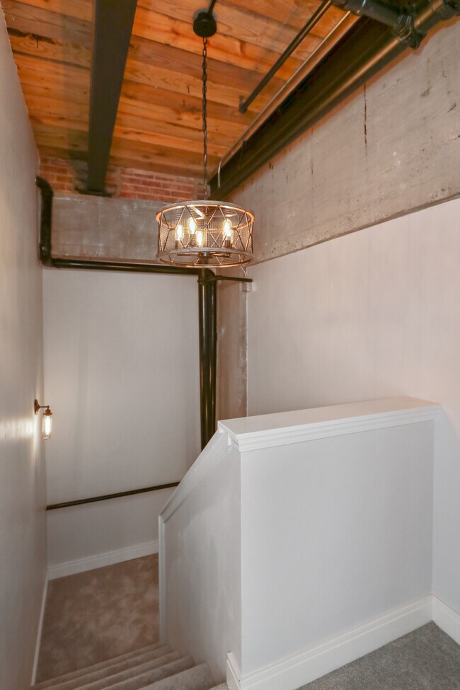 Building Photo - 735 Lexington Ave