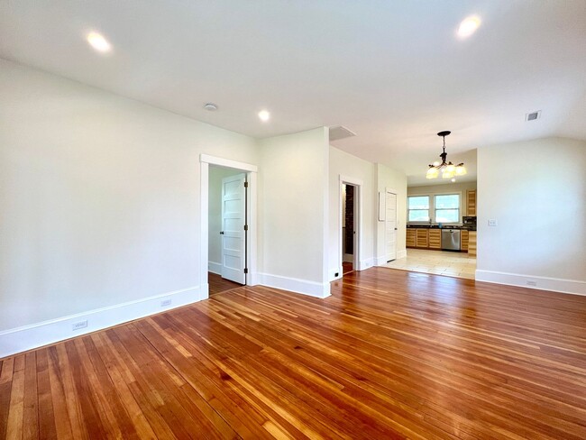 Building Photo - Charming 2 Bedroom Home - All utilities in...