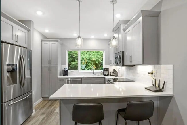 Building Photo - Stunning Furnished Townhouse in South Slope!
