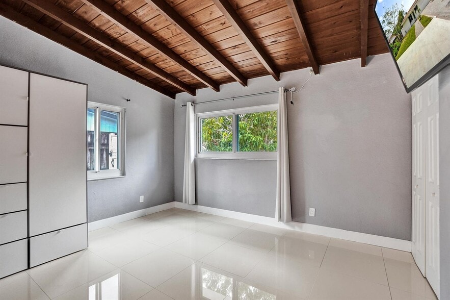 Building Photo - 4670 SW 25th Ave