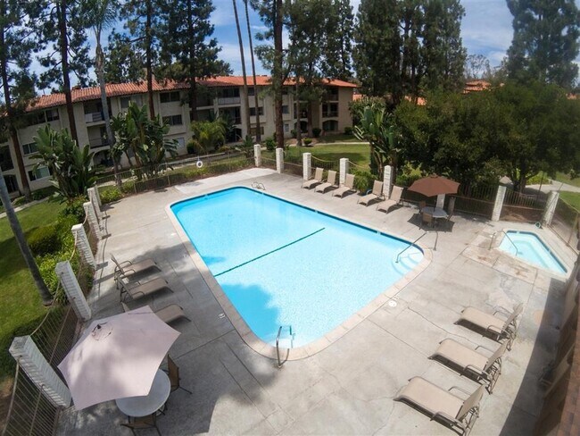 Building Photo - $2,000- 1 Bed / 1 Bath Condo located in Mission Plaza Complex in Mission Valley