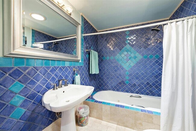 Building Photo - 8517 Grandview Dr